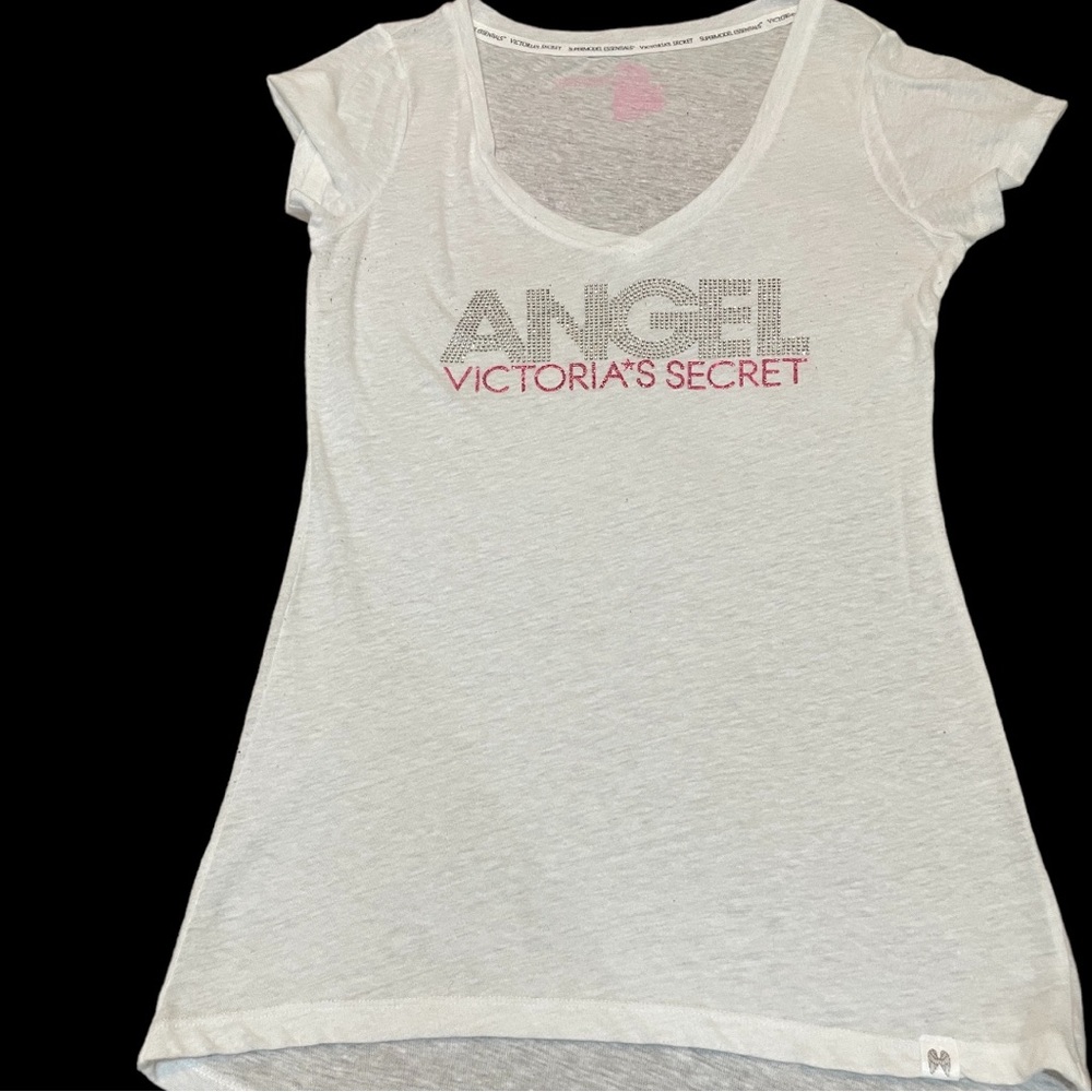 Bundle of 3 white VS t-shirts in white and pink.